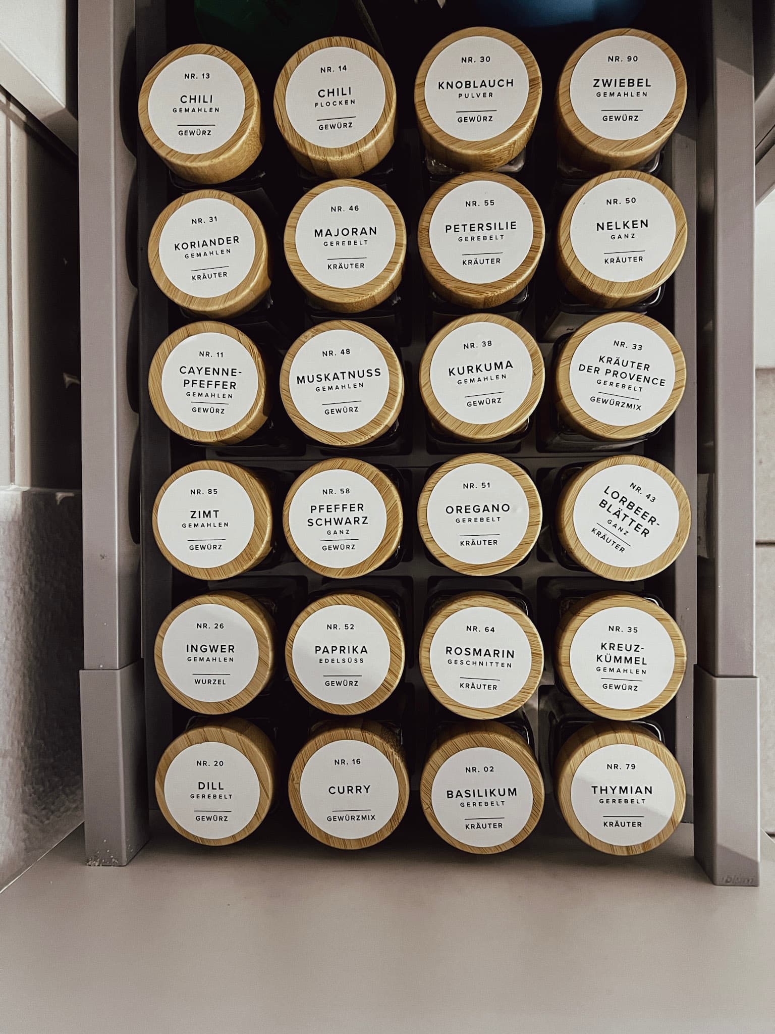 3D-gedruckter Gewürzorganizer aus PLA für passgenaue Gewürzgläser in einer Küchenschublade