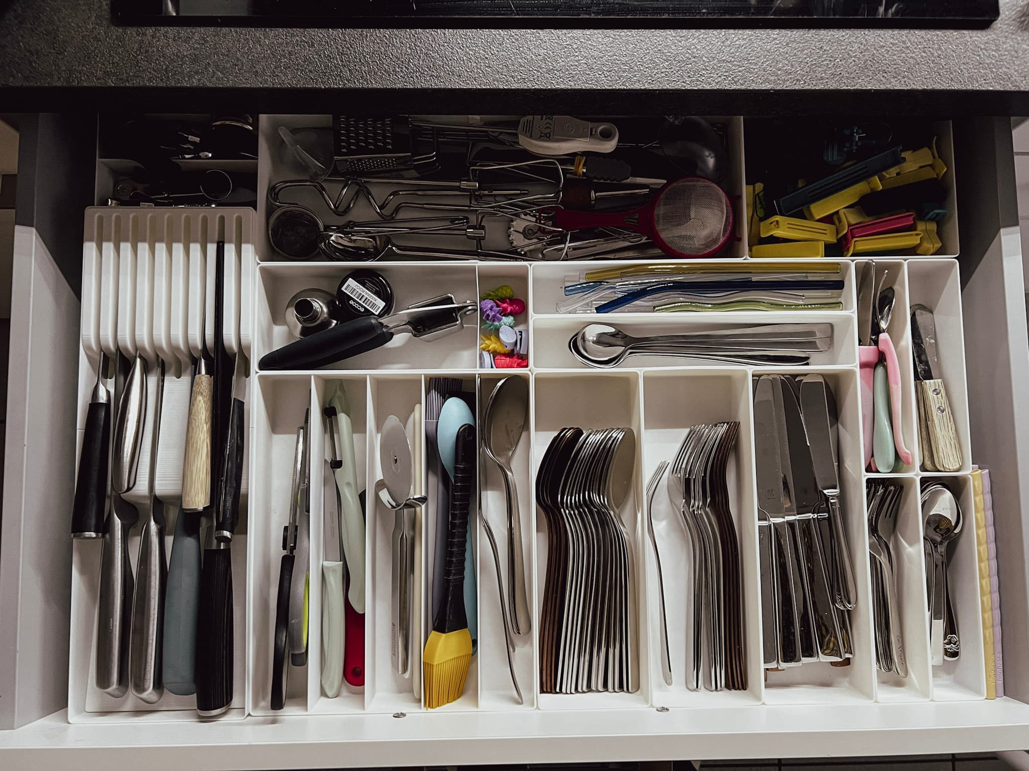 Modularer 3D-gedruckter Schubladenorganizer aus PLA für Besteck, Küchenutensilien und Messer