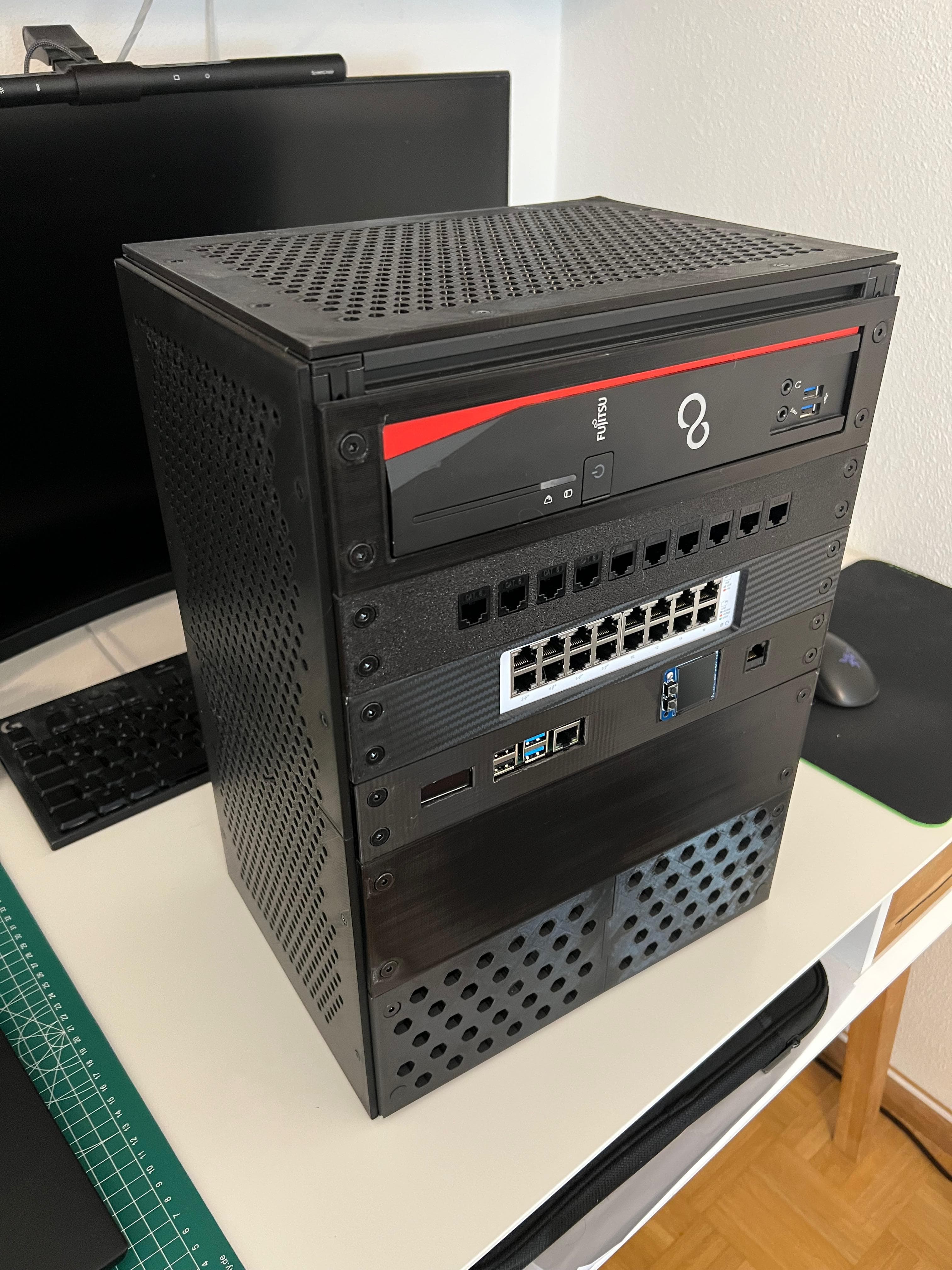 Maßgefertigter 3D-gedruckter 19-Zoll Netzwerk-Rack-Einschub aus PLA für Heimserver-Setup