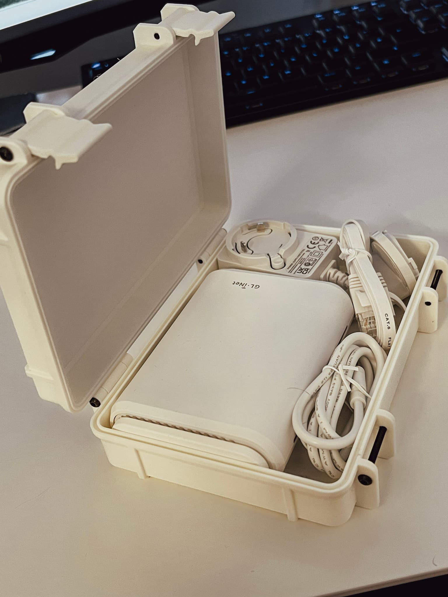 3D-gedrucktes Reiserouter-Etui aus PLA mit passgenauen Fächern für Router und Zubehör